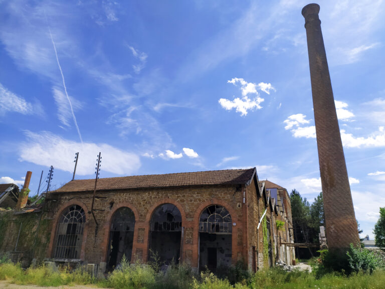 Thizy-Les-Bourgs teinturerie bâtiment cheminée